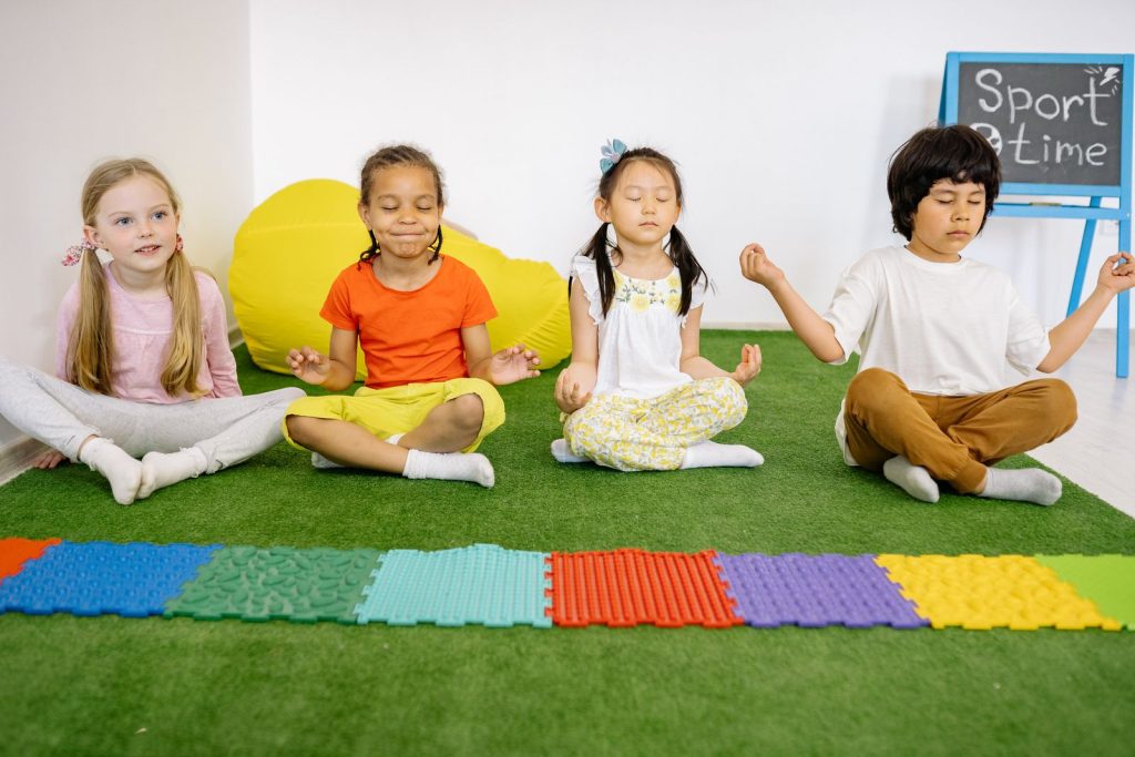 Enfants en exercice de calme et de présence