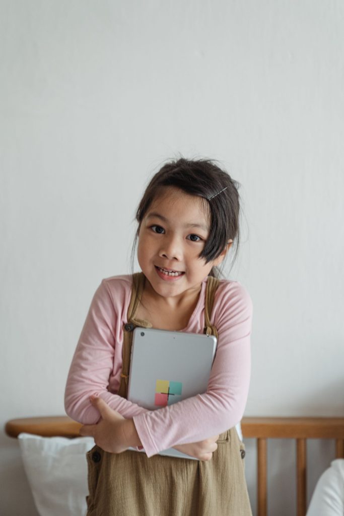 Enfant avec une tablette