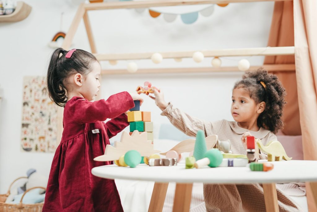 Deux enfants qui jouent ensemble