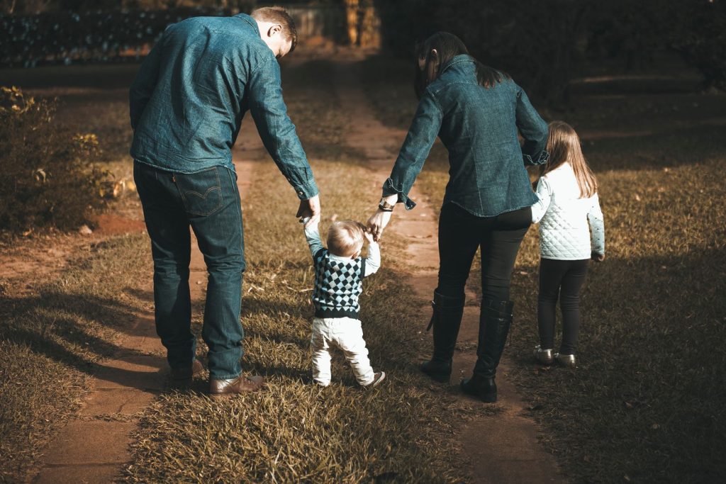 Famille se tenant la main en promenade