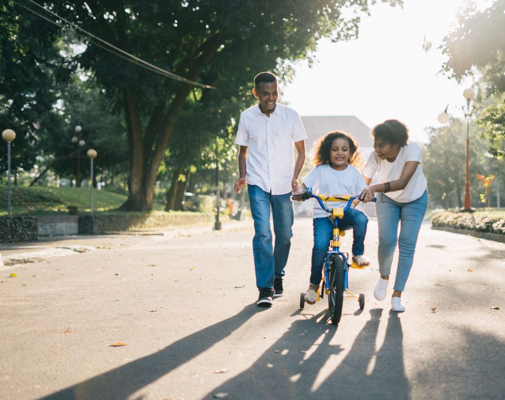 Parents accompagnant un enfant à vélo