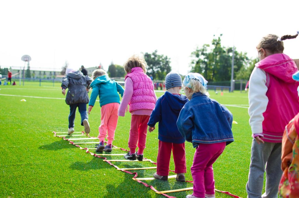 Enfants en activité physique à l'extérieur