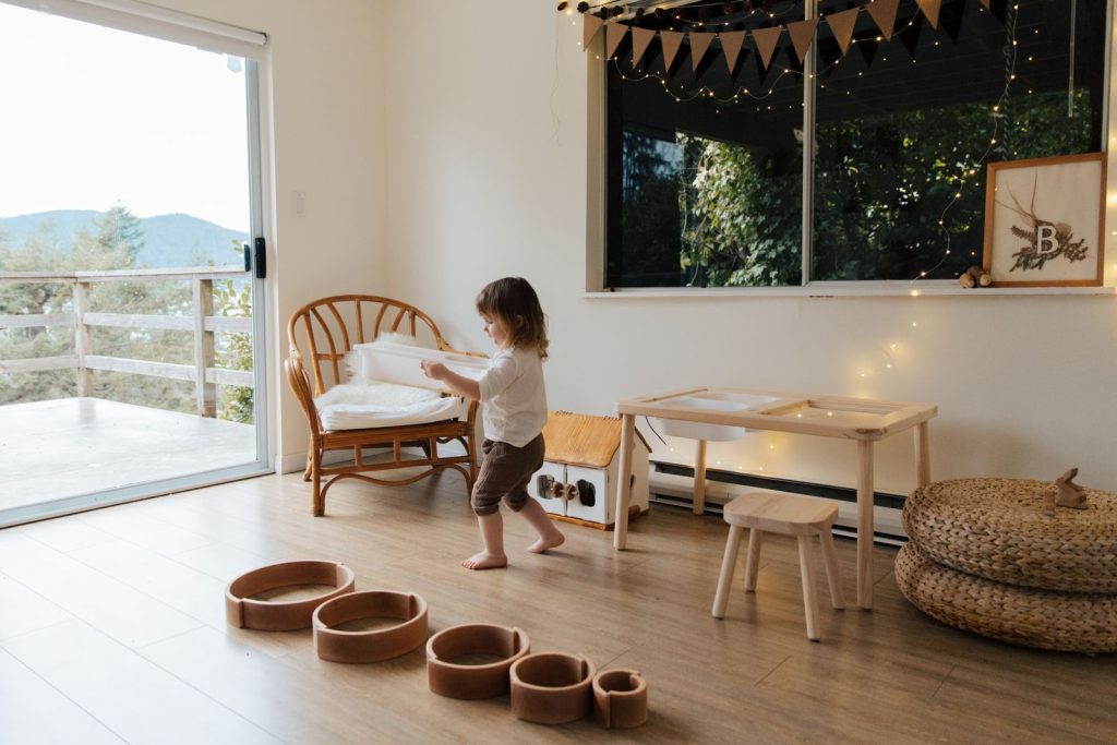 Jeune enfant dans un espace de jeu sécuritaire